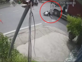 Clip: Phóng nhanh qua điểm giao cắt, cô gái lao thẳng xe vào đầu container