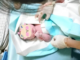 Chồng run rẩy cầu cứu vì vợ đẻ rớt trên ô tô, em bé sinh ra hồng hào đáng yêu khiến netizen tan chảy