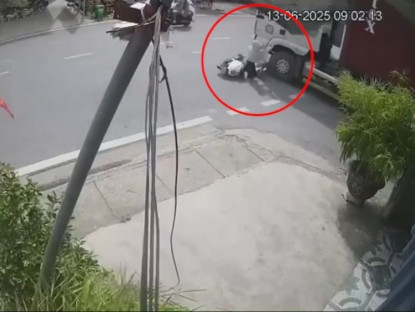 Giao thông - Clip: Phóng nhanh qua điểm giao cắt, cô gái lao thẳng xe vào đầu container