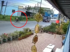 Clip: Sang đường ẩu không nhìn, xe máy bị ô tô đâm mạnh văng xuống đường