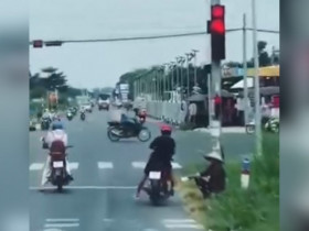 Clip: Dừng đèn đỏ không nổi, thanh niên lao thẳng xe vào vệ cỏ bên đường