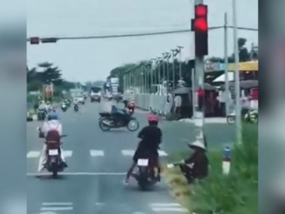 Giao thông - Clip: Dừng đèn đỏ không nổi, thanh niên lao thẳng xe vào vệ cỏ bên đường
