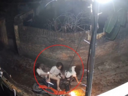 Giao thông - Clip: Thót tim nhiều xe máy trượt ngã vì khúc cua “tử thần” trong làng