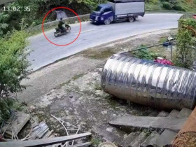 Clip: Ôm cua lấn làn, xe máy đâm trực diện ô tô như tên bắn