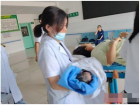 Đau bụng sau bữa trưa, cô gái vào viện và đẻ luôn 1 bé trai, trước đó không hề biết mình mang bầu