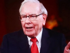 Thiên tài đầu tư 95 tuổi Warren Buffett lo ngại đồng USD “mất giá thảm hại”