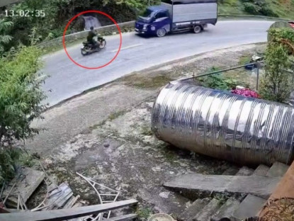 Giao thông - Clip: Ôm cua lấn làn, xe máy đâm trực diện ô tô như tên bắn