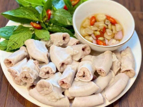Luộc lòng lợn chỉ cần cho 1 loại gia vị này đảm bảo lòng trắng phau, giòn sần sật, mùa hè tha hồ nhậu lai rai