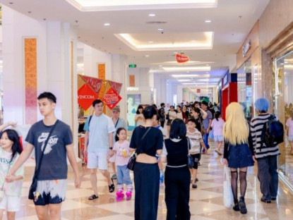 Thông tin doanh nghiệp - Hiện tượng mua sắm Vincom Red Sale “khuấy đảo” thị trường bán lẻ mùa hè 2025