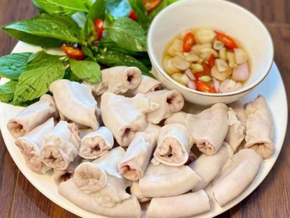 Gia đình - Luộc lòng lợn chỉ cần cho 1 loại gia vị này đảm bảo lòng trắng phau, giòn sần sật, mùa hè tha hồ nhậu lai rai