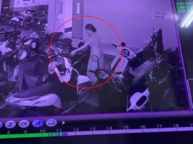 Clip: Bức xúc người phụ nữ lấy chỗ để xe, khiến hàng loạt xe máy bị đổ kềnh