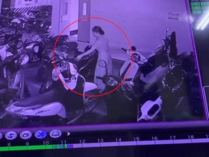 Giao thông - Clip: Bức xúc người phụ nữ lấy chỗ để xe, khiến hàng loạt xe máy bị đổ kềnh