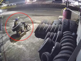 Clip: Chở lốp ô tô bằng xe máy, người đàn ông có pha xử lý “khó đỡ”