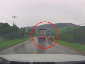 Clip: Kinh hoàng xe máy lộn nhiều vòng sau khi bị ô tô tải tạt đầu