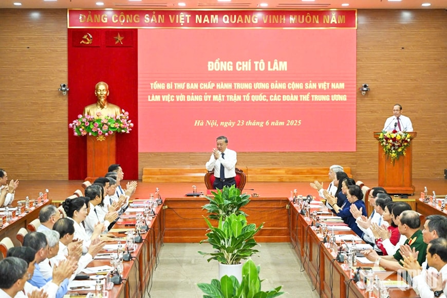 Tổng Bí thư Tô Lâm trao Quyết định thành lập Cơ quan Ủy ban Trung ương Mặt trận Tổ quốc Việt Nam - 1