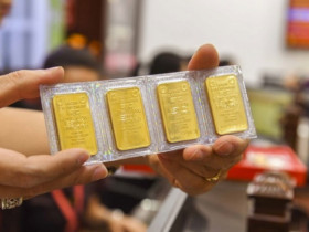 Giá vàng chiều nay 24/6/2025: Lao dốc không phanh, cảnh tương mua bán trên phố vàng Hà Nội ra sao?