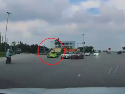 Giao thông - Clip: Nam thanh niên lộn nhào trên không, bay qua nóc ô tô sau va chạm cực mạnh