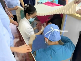 Sinh con giữa cửa hàng điện thoại: Cả tiệm hoá “phòng sinh mini”, nhân viên bán máy bỗng thành bác sĩ đỡ đẻ