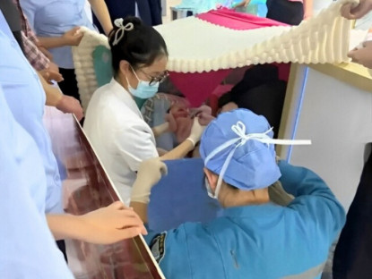 Gia đình - Sinh con giữa cửa hàng điện thoại: Cả tiệm hoá “phòng sinh mini”, nhân viên bán máy bỗng thành bác sĩ đỡ đẻ