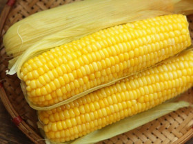 Luộc ngô không cần cho đường, thêm thứ này ngô càng mềm ngọt nhưng cực ít người biết