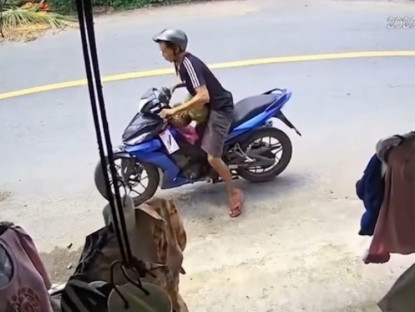 Giao thông - Clip: &quot;Dở khóc dở cười&quot; thanh niên trộm sầu riêng bất thành do xe máy phản chủ