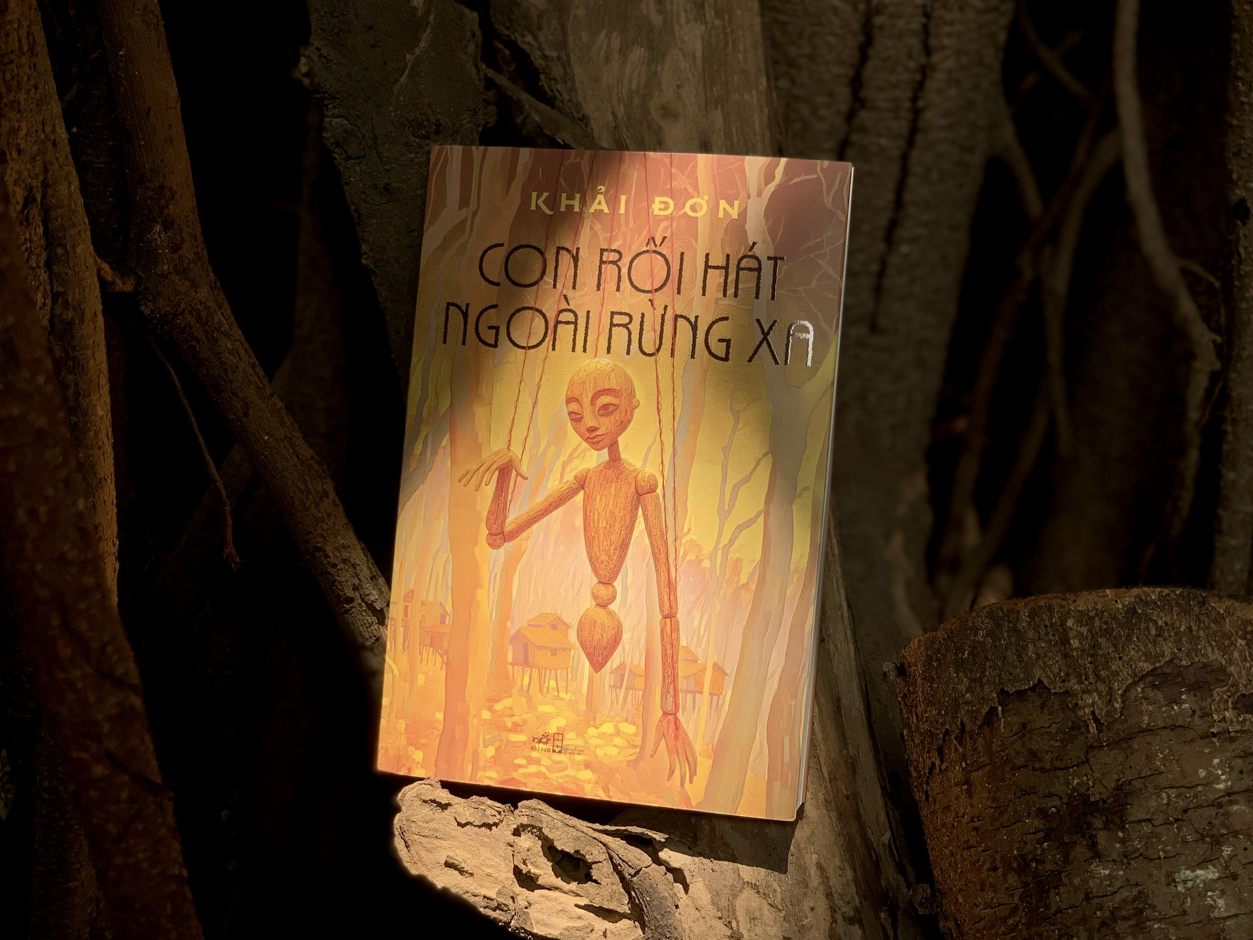 Không gian văn chương mới mẻ trong “Con rối hát ngoài rừng xa” của Khải Đơn - 1