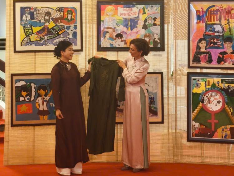 Phu nhân Tổng Bí Thư và Tổng Giám đốc UNESCO tham dự triển lãm ảnh “Chúng tôi có thể”