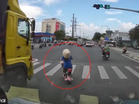 Clip: Người phụ nữ sang đường ẩu khiến ô tô tải phanh dúi dụi