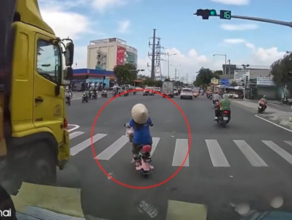 Giao thông - Clip: Người phụ nữ sang đường ẩu khiến ô tô tải phanh dúi dụi
