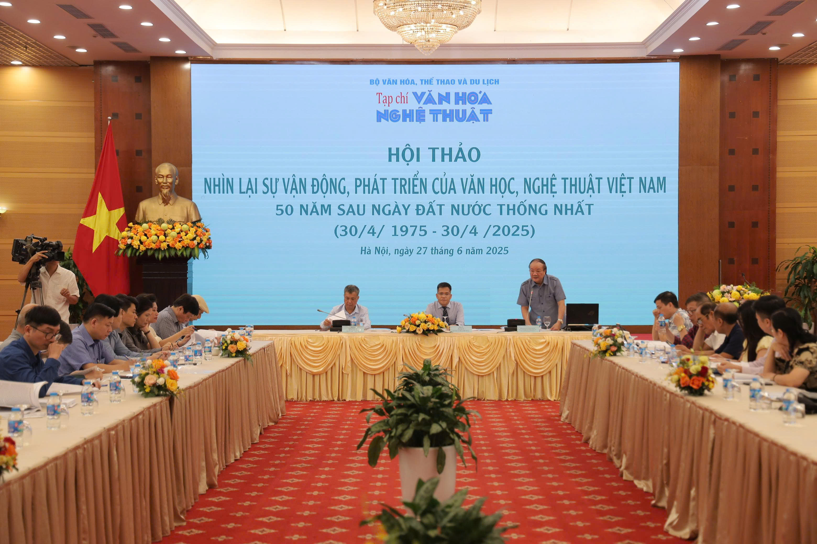 Nhìn lại sự vận động, phát triển của văn học, nghệ thuật Việt Nam 50 năm sau ngày đất nước thống nhất - 1
