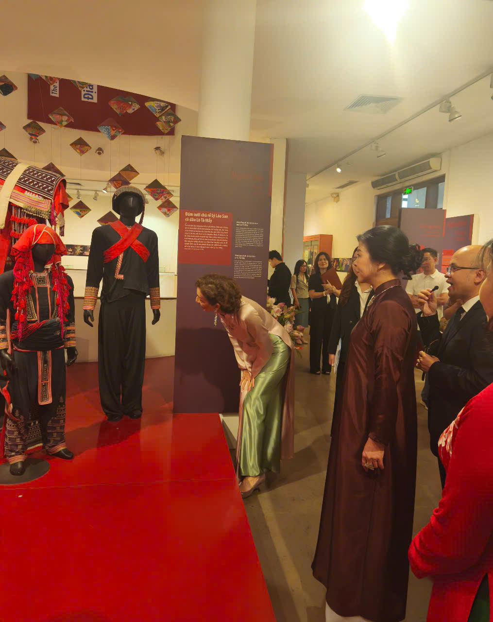 Phu nhân Tổng Bí Thư và Tổng Giám đốc UNESCO tham dự triển lãm ảnh “Chúng tôi có thể” - 4