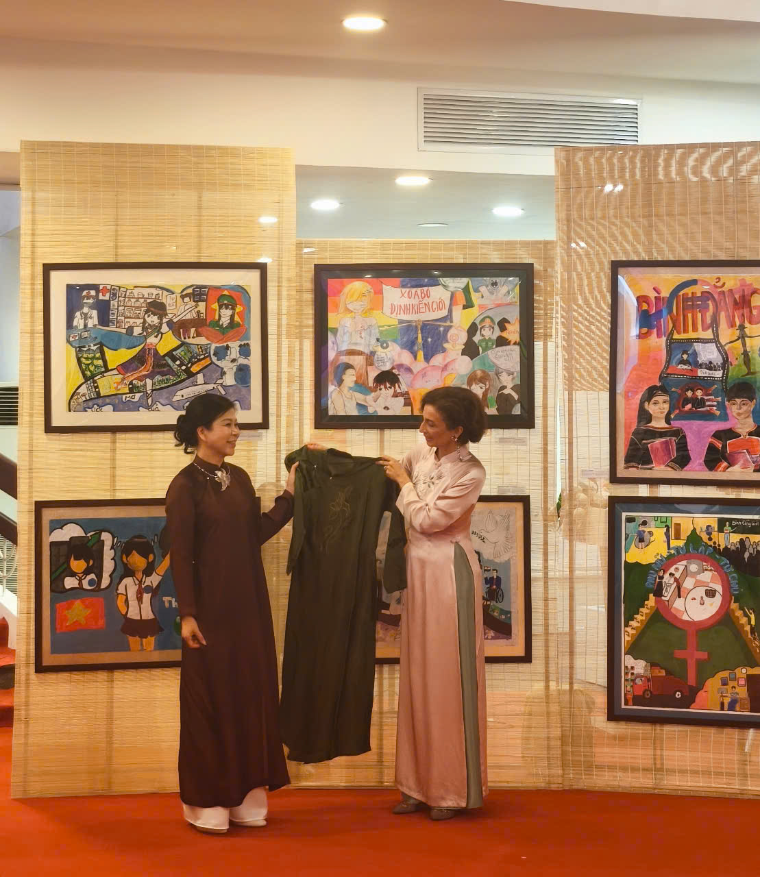 Phu nhân Tổng Bí Thư và Tổng Giám đốc UNESCO tham dự triển lãm ảnh “Chúng tôi có thể” - 5