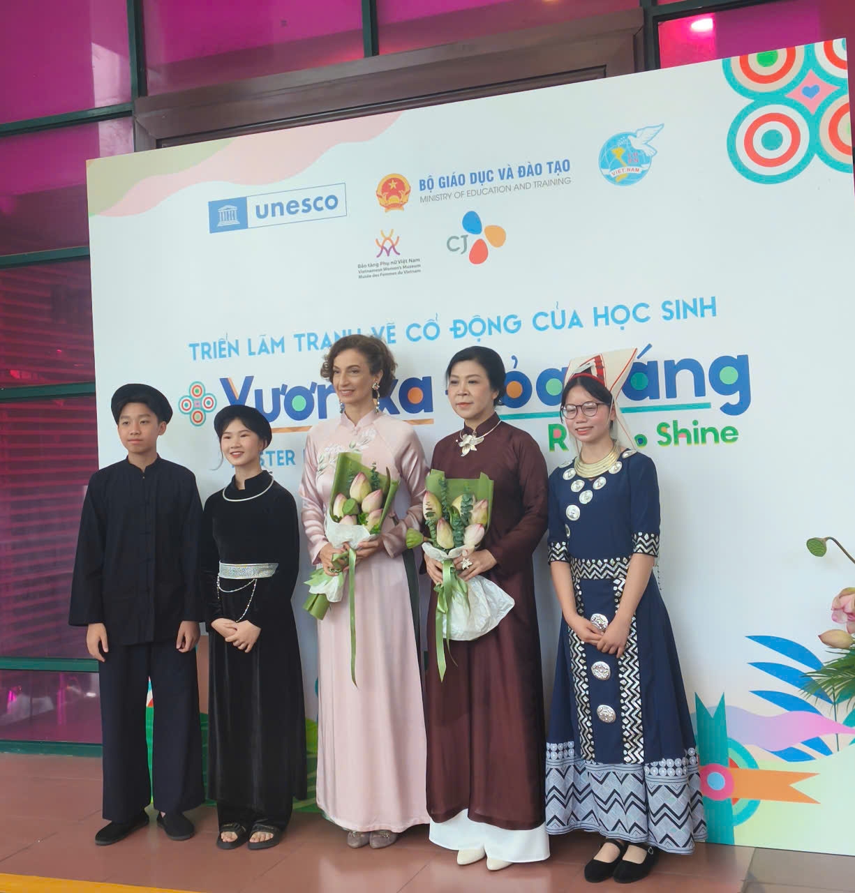 Phu nhân Tổng Bí Thư và Tổng Giám đốc UNESCO tham dự triển lãm ảnh “Chúng tôi có thể” - 6