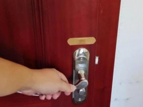 Trước khi ngủ, dán một miếng băng urgo lên cửa sẽ giúp mọi nhà thoát khỏi nỗi phiền toái, hiệu quả bất ngờ