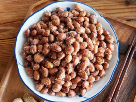 Làm lạc rang muối đừng cho ngay vào chảo, thêm 1 bước và 1 nguyên liệu, để cả tuần vẫn giòn bùi thơm nức
