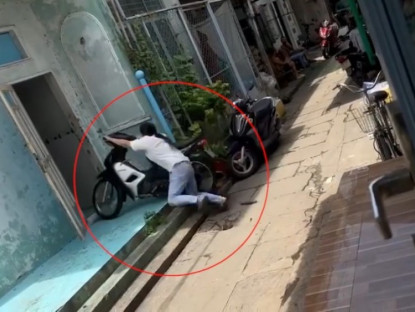 Giao thông - Clip: &quot;Dở khóc dở cười&quot; cô gái dắt xe vào nhà nhanh như tên bắn
