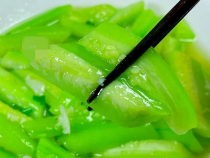 Gia đình - Xào mướp, điều tối kỵ là cho trực tiếp vào chảo! Chỉ cần thêm 2 bước, mướp xanh mướt, không thâm đen, không chảy nước