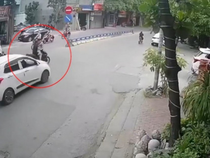 Giao thông - Clip: Sang đường không quan sát, cô gái bị ô tô hất văng trượt dài trên đường
