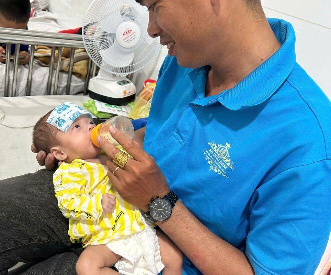 Hành trình mạnh mẽ của em bé 1kg: Từ viêm phổi sơ sinh đến nụ cười rạng rỡ ngoài cửa kính (P4) - 1