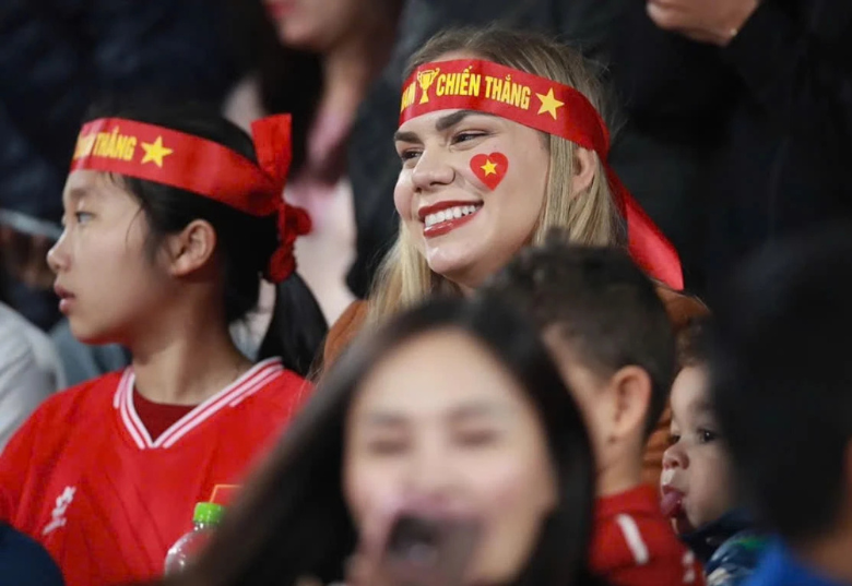 Vợ cầu thủ Nguyễn Xuân Son bất ngờ khoe ảnh bụng bầu lớn, chia sẻ xúc động nhân ngày đặc biệt - 4