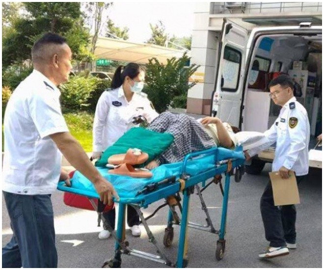Đau bụng sau bữa trưa, cô gái vào viện và đẻ luôn 1 bé trai, trước đó không hề biết mình mang bầu - 1