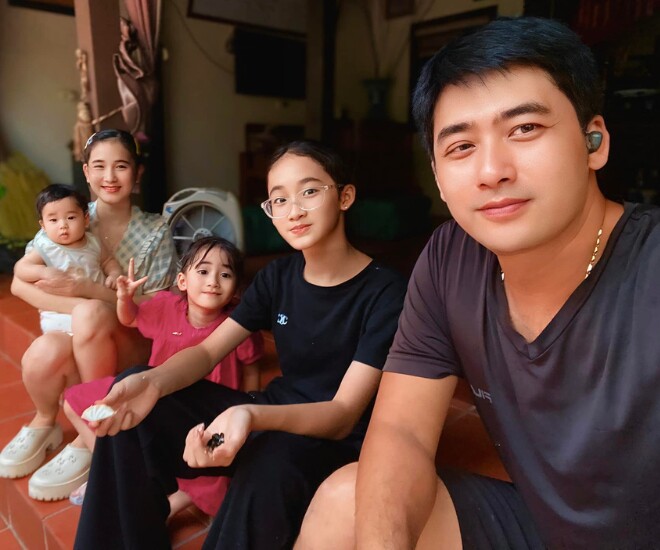 Vợ diễn viên Bảo Anh mang bầu 3 lần vẫn đẹp nuột nà, nhìn qua cứ ngỡ bạn học của con gái - 1