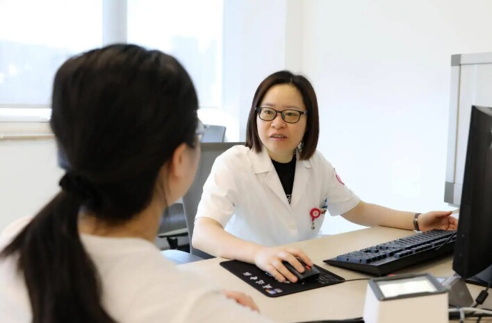 Bà mẹ hốt hoảng phát hiện 2 “vật thể lạ” dưới cánh tay sau sinh, bác sĩ tiết lộ nguyên nhân khó ngờ - 2