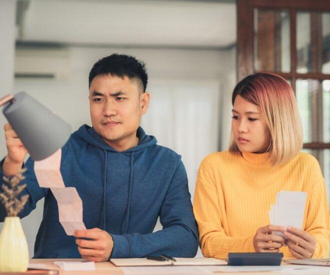 Đêm tân hôn, tôi giật mình tỉnh dậy thấy vợ đang ngồi bên cạnh chiếc túi đen với vẻ mặt mãn nguyện - 1