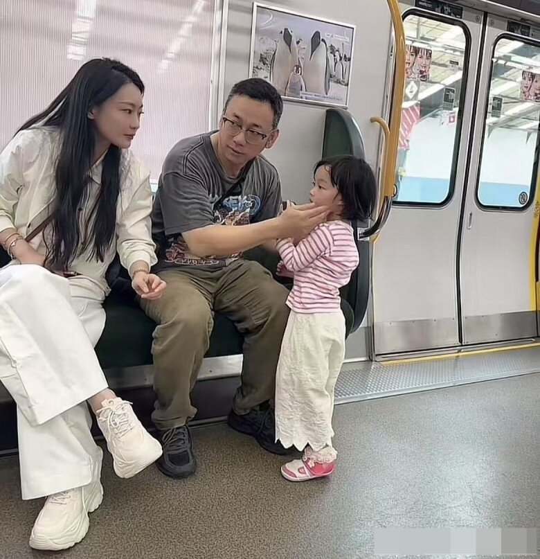 Nữ tiếp viên hàng không nên duyên với giáo sư hơn 17 tuổi: Mối tình “ông chú - em bé” và 4 lần mang thai để có một thiên thần nhỏ - 3