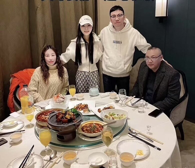Nữ tiếp viên hàng không nên duyên với giáo sư hơn 17 tuổi: Mối tình “ông chú - em bé” và 4 lần mang thai để có một thiên thần nhỏ - 4