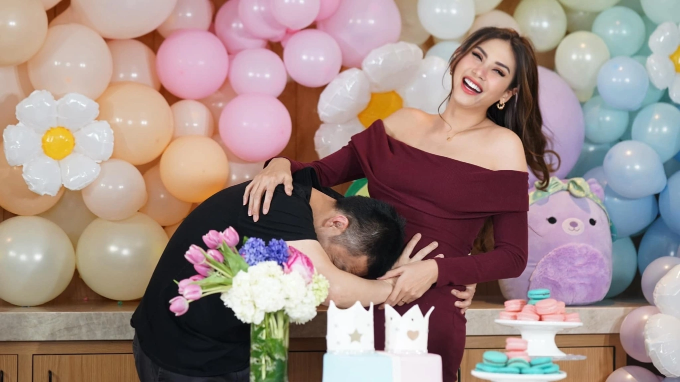 Sao Việt “vác bụng bầu” đi làm: Thu Minh được 2 đồng nghiệp dìu, đàn em 9X nằm viện chờ đẻ vẫn livestream bán hàng - 5
