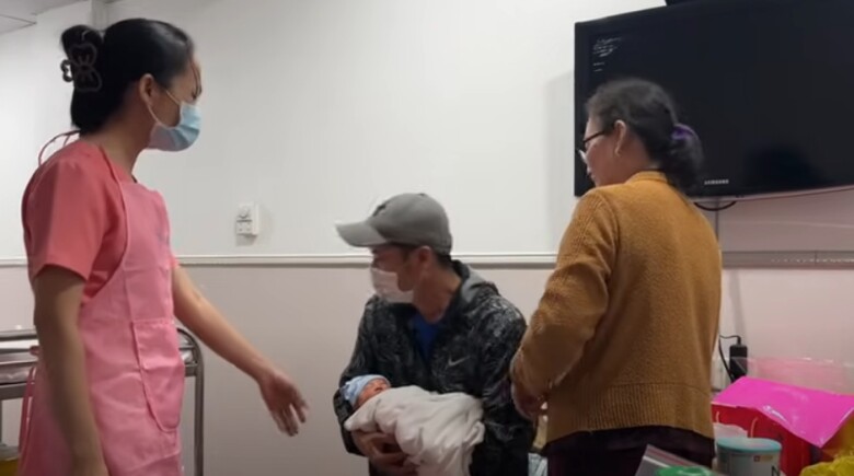 Vợ kém 26 tuổi của Tiết Cương và hành trình đi đẻ: Từ nhập viện khẩn cấp đến lộ diện tươi tắn sau sinh - 10