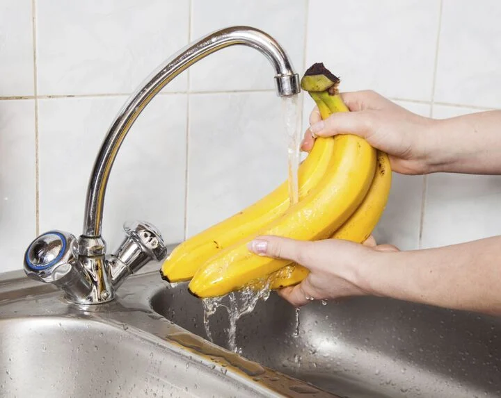 Chuối chín mua về nhanh hỏng, làm ngay những điều điều này chuối để cả tuần vẫn vàng ươm thơm nức - 1