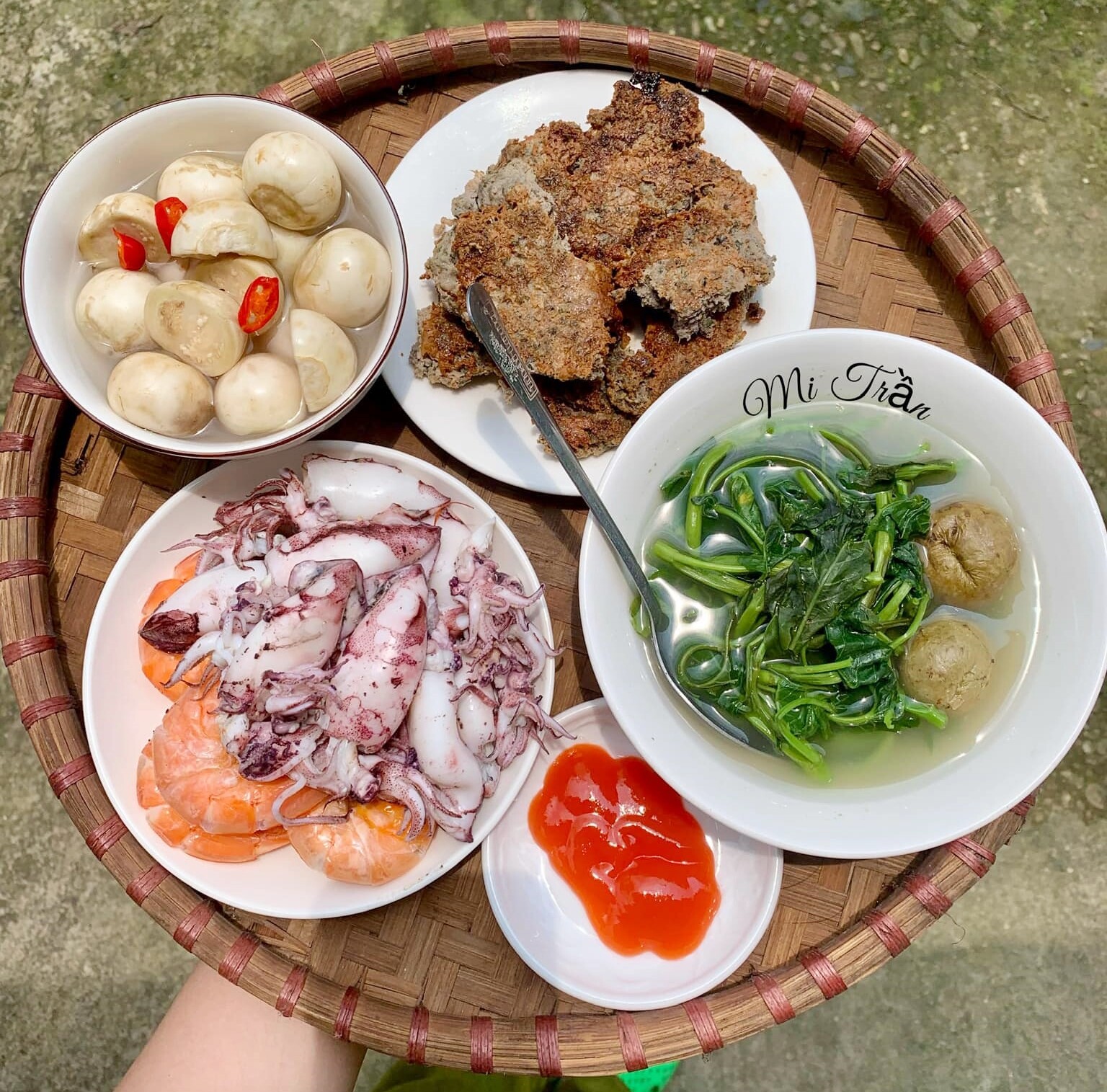 9X cứ cuối tuần là về nấu cơm cho bố mẹ, nhìn bữa ăn mùa hè đơn giản mà thèm chảy nước miếng - 10